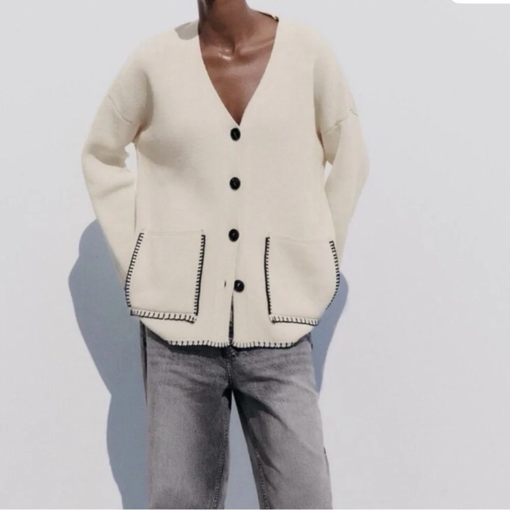 🆕 Zara Knit Cardigan With Contrast Topstitching in Cream - Picture 1 of 13